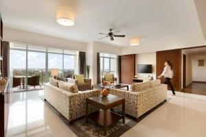 Uma TV ou centro de entretenimento em Shangri-La Serviced Apartments, Yangon