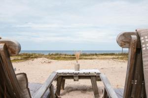 stół z wazonem na plaży w obiekcie Surflogiet Gotland w mieście Tofta