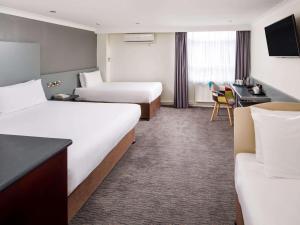 Кровать или кровати в номере Mercure Chester Abbots Well Hotel