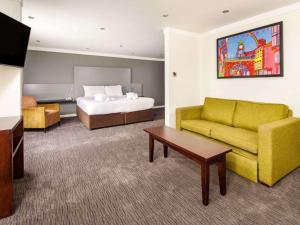 Гостиная зона в Mercure Chester Abbots Well Hotel