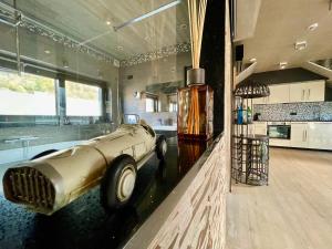 a garage with a car on a counter in a kitchen at Guesthouse ROOM40 in Malmedy