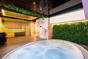 una hall con piscina e parete verde di Tatry Residence SPA a Kościelisko