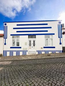 een wit gebouw met blauwe strepen erop bij 4Cantos Alentejo in Mértola