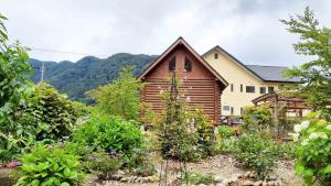 une maison en bois avec un jardin en face dans l'établissement Sudomari no Yado Sunmore - Vacation STAY 46722v, à Nikkō