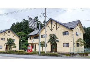 un grand bâtiment sur le côté d'une rue dans l'établissement Sudomari no Yado Sunmore - Vacation STAY 46722v, à Nikkō