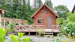 Ce chalet en bois dispose d'une terrasse couverte et d'un pont. dans l'établissement Sudomari no Yado Sunmore - Vacation STAY 46722v, à Nikkō