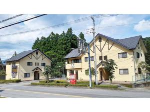 une grande maison sur le côté d'une rue dans l'établissement Sudomari no Yado Sunmore - Vacation STAY 46722v, à Nikkō