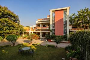 a building with a table and chairs in a yard at Rawla Rawatsar in Jaipur