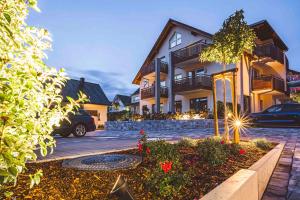 una casa con una macchina parcheggiata di fronte di Pflugwirts Hotel und Gasthaus a Oberkirch