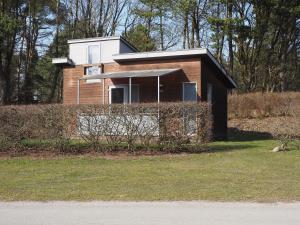 una pequeña casa al lado de un campo en First Camp Aarhus - Jylland, en Aarhus