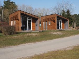 dos casas modulares al lado de una carretera en First Camp Aarhus - Jylland, en Aarhus