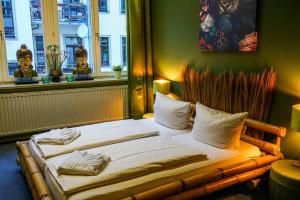 Duas camas num quarto com uma janela em LaLeLu Hostel Dresden em Dresden