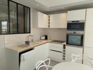 Superbe appartement climatisé proche plages, grande terrasse et parking privé 주방 또는 간이 주방