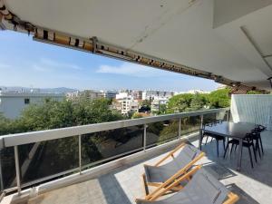 Superbe appartement climatisé proche plages, grande terrasse et parking privé 발코니 또는 테라스