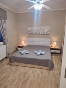 een slaapkamer met een bed met 2 kussens erop bij ALICE'S ARt HOUSE in Kavala