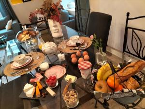 - une table avec des assiettes de nourriture et des fruits dans l'établissement Gîte l'Eden à l'Est, à Colombey-les-Deux-Églises