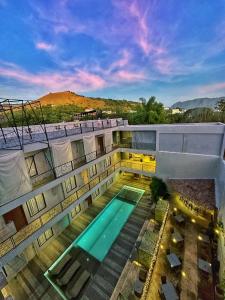 vista sul tetto di un edificio con piscina di Zenvea Hotel a Coron