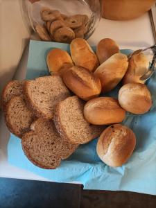 ein Stapel Brot und Bagels auf dem Tisch in der Unterkunft Atmosfera Affittacamere in Ravenna