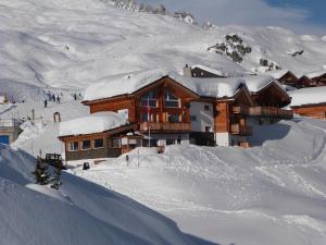 domek narciarski w śniegu na górze w obiekcie Hotel Harmony Tigilou Belalp w mieście Belalp