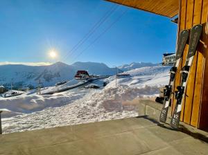 un gruppo di sci seduti su una montagna innevata di Gudauri Hillsite a Gudauri