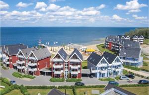 - une vue aérienne sur une plage avec des maisons et l'océan dans l'établissement Amazing Apartment In Rechlin With Kitchen, à Rechlin