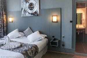 una camera d'albergo con letto e bagno di Hôtel Le Bristol Strasbourg Gare a Strasburgo