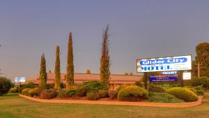 ein Zeichen für einen Baumbestand vor einem Gebäude in der Unterkunft Glider City Motel Benalla in Benalla