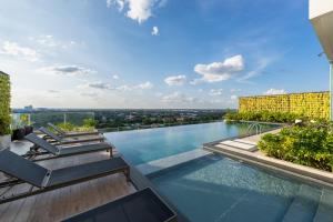 una piscina infinita en la azotea de un edificio en Centre Point Hotel Terminal21 Korat, en Nakhon Ratchasima