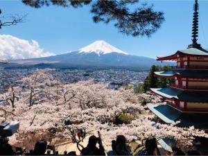 een groep mensen die naar een besneeuwde berg kijken bij Megu fuji 2021 - Vacation STAY 74531v in Fujiyoshida