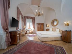 Un pat sau paturi într-o cameră la Hotel Schloss Dürnstein