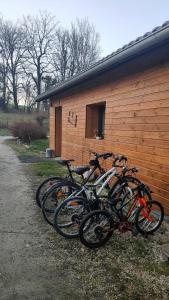 um grupo de bicicletas estacionadas ao lado de um edifício em La tanière du lac d Aiguebelette em Lepin-le-Lac