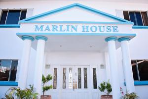 Marlin House في نادي: مبنى ابيض مع لافته مكتوب عليها marlin house