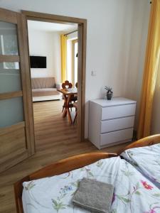 Vuode tai vuoteita majoituspaikassa Apartmány Horní Bečva