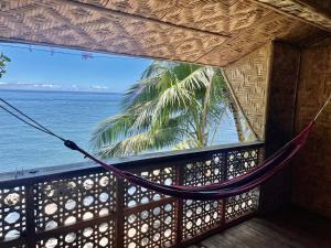 - un hamac dans une chambre avec vue sur l'océan dans l'établissement Borbon's Treehouse By the Sea, à Mambajao