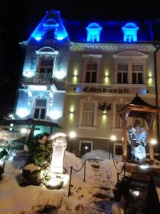 un edificio con luces azules en la nieve en Edinburgh, en Mariánské Lázně