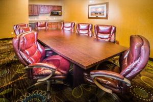 uma sala de conferências com uma mesa de madeira e cadeiras de couro em Holiday Inn Express Hotel & Suites Gunnison, an IHG Hotel em Gunnison