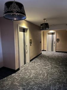 um quarto vazio com duas portas e duas luzes em The New Hotel Zeybek em Izmir