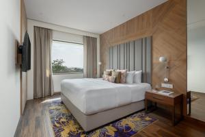 Tempat tidur dalam kamar di Vivanta Mangalore Oldport Road - Formerly Known as Taj Manjarun