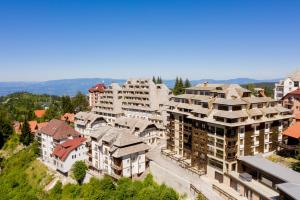 eine Luftansicht einer Stadt mit Gebäuden in der Unterkunft Apart & Spa Zoned in Kopaonik