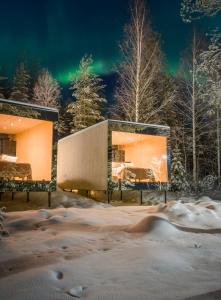 サッラにあるKuuru Lakesideの雪の建物