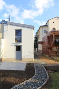 a house with a walkway next to a building at Ferienwohnung Radebeul Gerlach in Radebeul