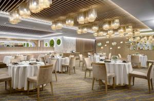 Um restaurante ou outro lugar para comer em Nina Hotel Causeway Bay