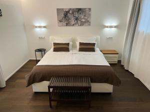 Кровать или кровати в номере Weingut-Aparthotel Olinger