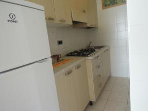 Una cocina o cocineta en Homely 1 bedroom flat with side sea view