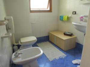 Un baño de Homely 1 bedroom flat with side sea view