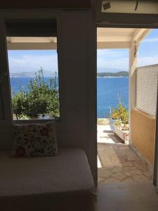 Habitación con vistas al océano a través de una ventana en see the sea1, en Kassiopi