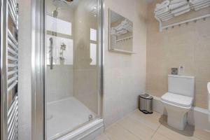 bagno con doccia e servizi igienici. di Craignish Apartments a Falkirk