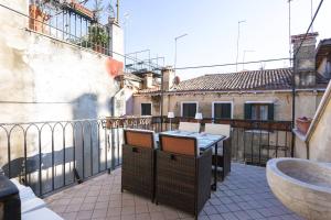 Balkon atau teras di San Marco Luxury Loft with Terrace