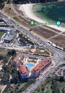 波多诺伏RESIDENCIAL ILLAS ATLANTICAS en SANXENXO的停车场内汽车的高速公路上方景色