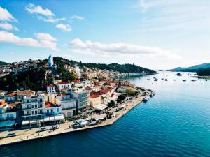 eine Luftansicht einer Stadt auf dem Wasser in der Unterkunft The Manessi City Boutique Hotel in Poros